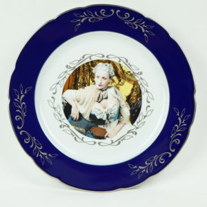 Cindy Sherman (1954), Madame de Pompadour, presentation plate (blue), 1990.